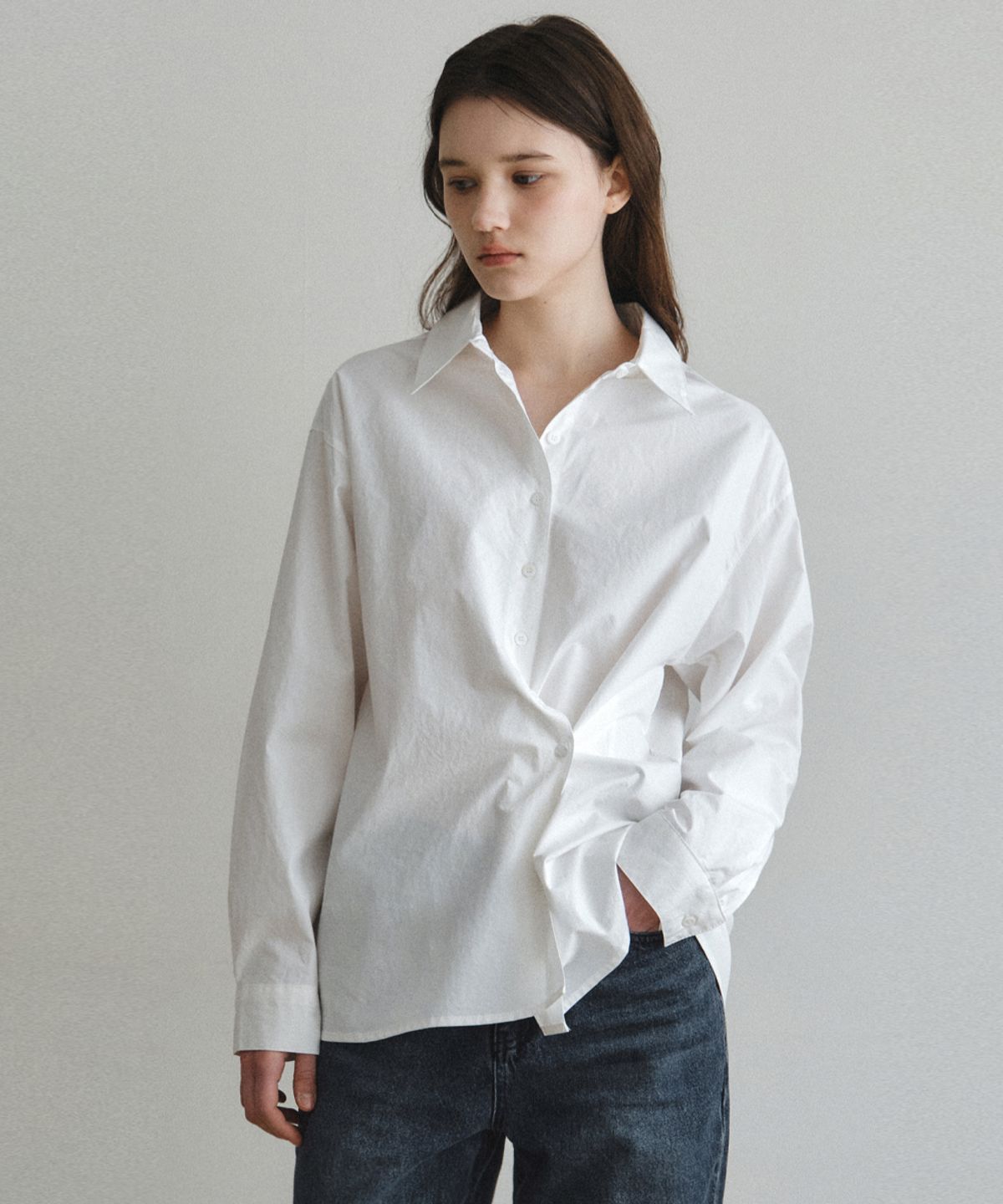 웬즈데이오아시스 포 우먼(WEDNESDAYOASISFORWOMEN) 사이드 버튼 랩 셔츠_IVORY(W26SH03)