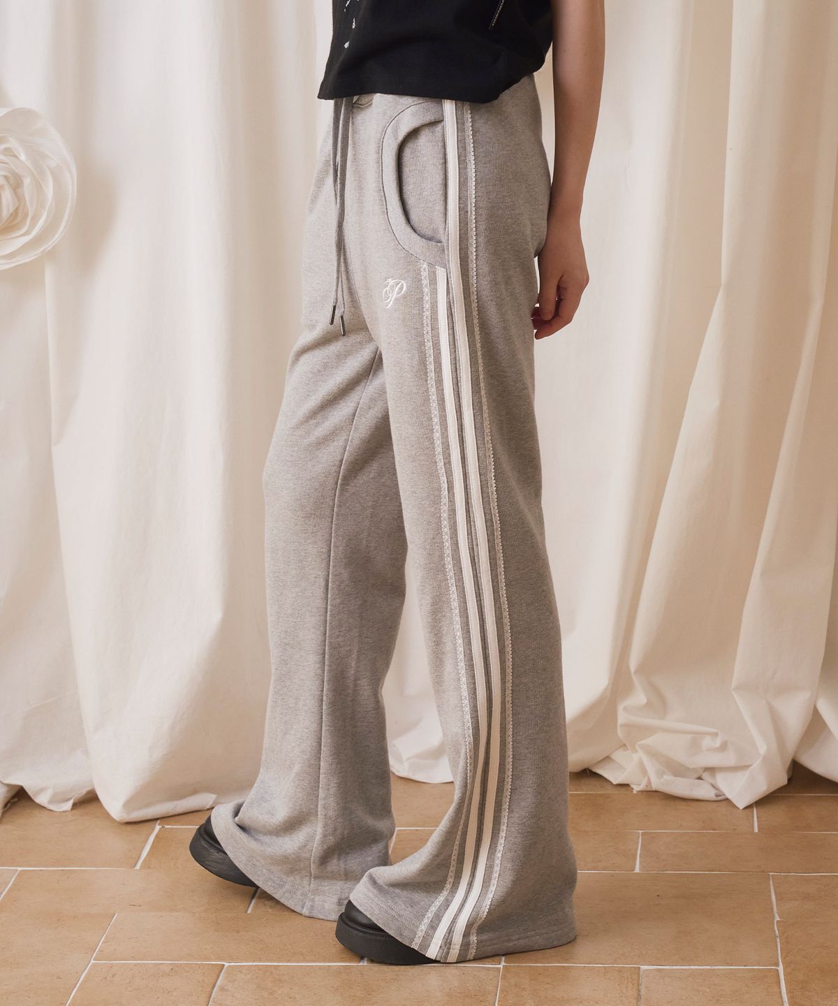 프렌다(PRENDA) LACE LINE SWEAT BOOTS CUT PANTS GRAY