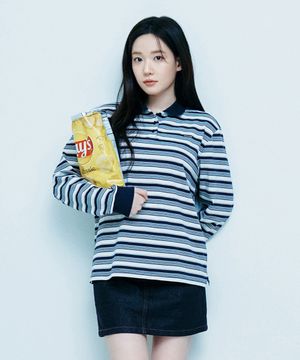 [최윤지 착용] 우먼 스트라이프 카라 롱슬리브 네이비