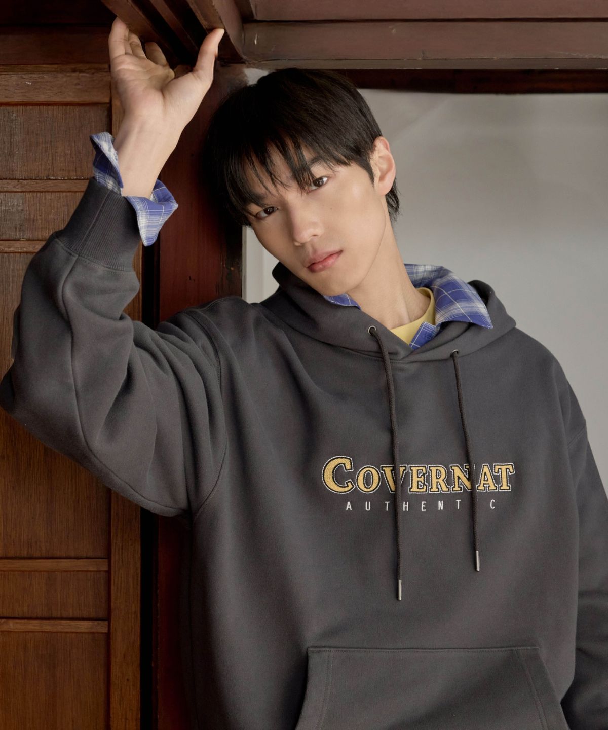 커버낫(COVERNAT) 센터 로고 후디 차콜