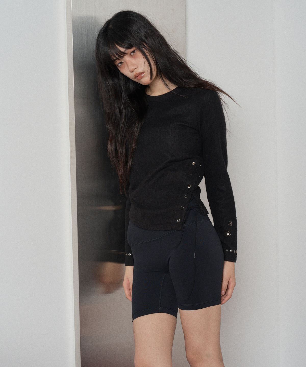 스웨이글로우(SWAYGLOW) 사이드 슬릿 스터드 티셔츠 Black