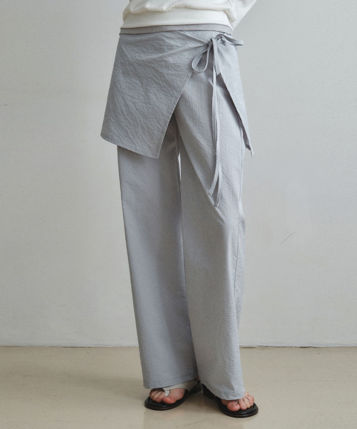 웬즈데이오아시스 포 우먼(WEDNESDAYOASISFORWOMEN) 스트라이프 랩 스커트 팬츠_GRAYISH BLUE(W26PT08)