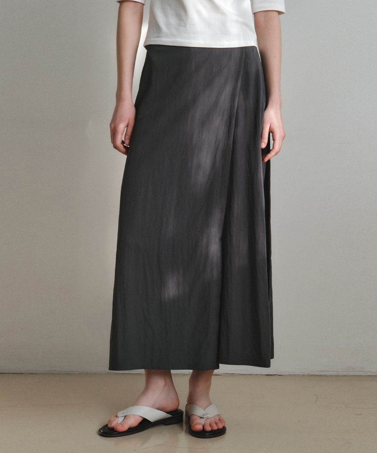 웬즈데이오아시스 포 우먼(WEDNESDAYOASISFORWOMEN) 롱 레이어드 랩 팬츠_CHARCOAL(W26PT06)
