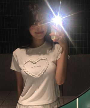 하트 프릴 반팔 티셔츠_RMHWG23YT1_IVORY