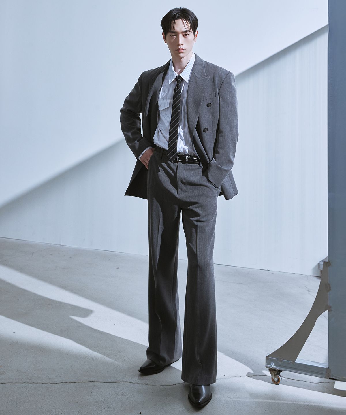 드로우핏(DRAW FIT) 헤링본 프렌치 플레어 슬랙스 [GREY]