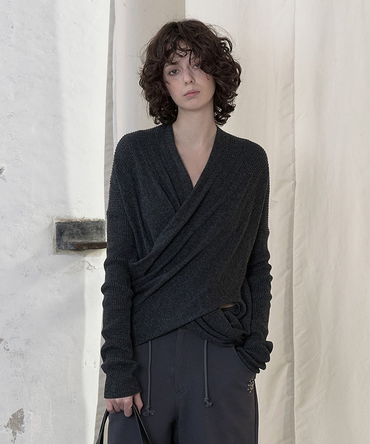 다이닛(DEINET) FLUID KNIT DRAPE CARDIGAN IN CHARCOAL