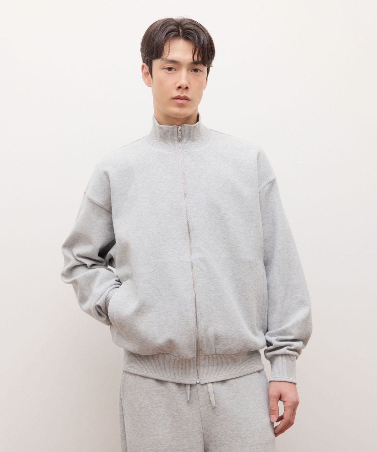 질스튜어트뉴욕 맨(JILLSTUART NEWYORK MEN) [NEW YORK SWEAT] UrbanShell 트랙집업 - 라이트그레이(JNTS6A811G1)