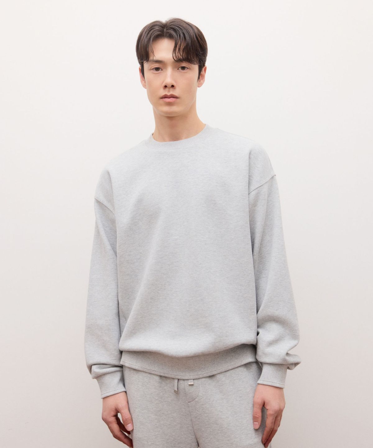질스튜어트뉴욕 맨(JILLSTUART NEWYORK MEN) [NEW YORK SWEAT] UrbanShell 맨투맨 - 라이트그레이(JNTS6A814G1)