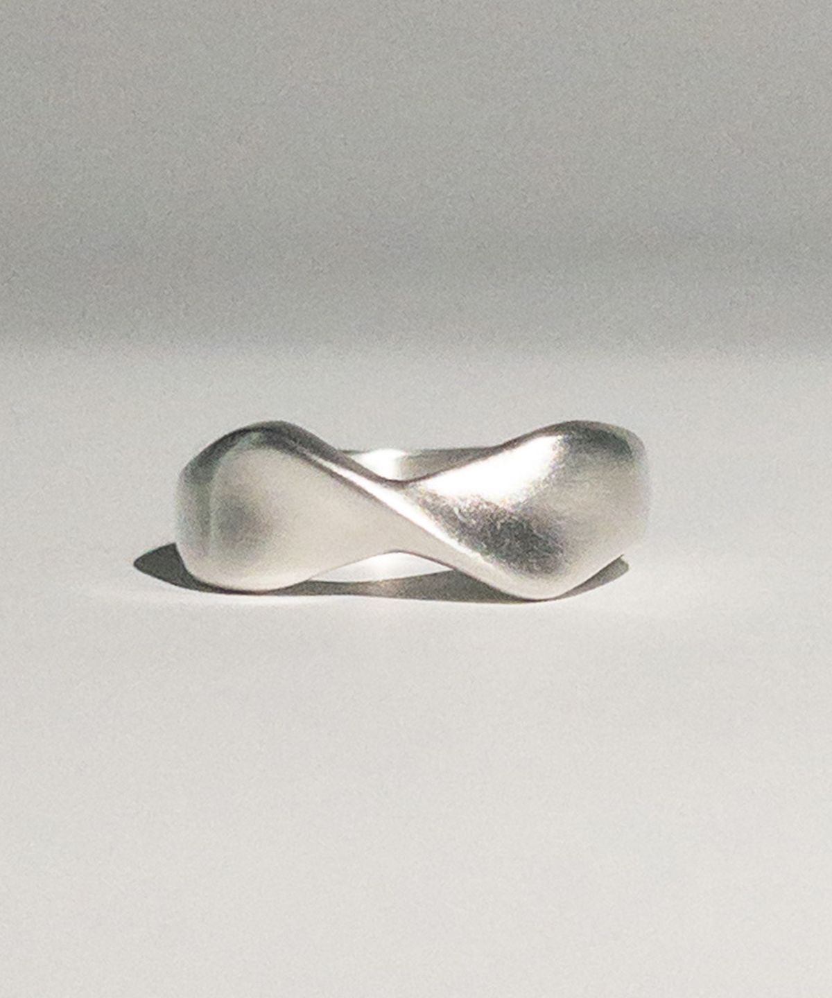 시에가하우스(SIEGA HOUSE) RIBBON RING (SOFT)