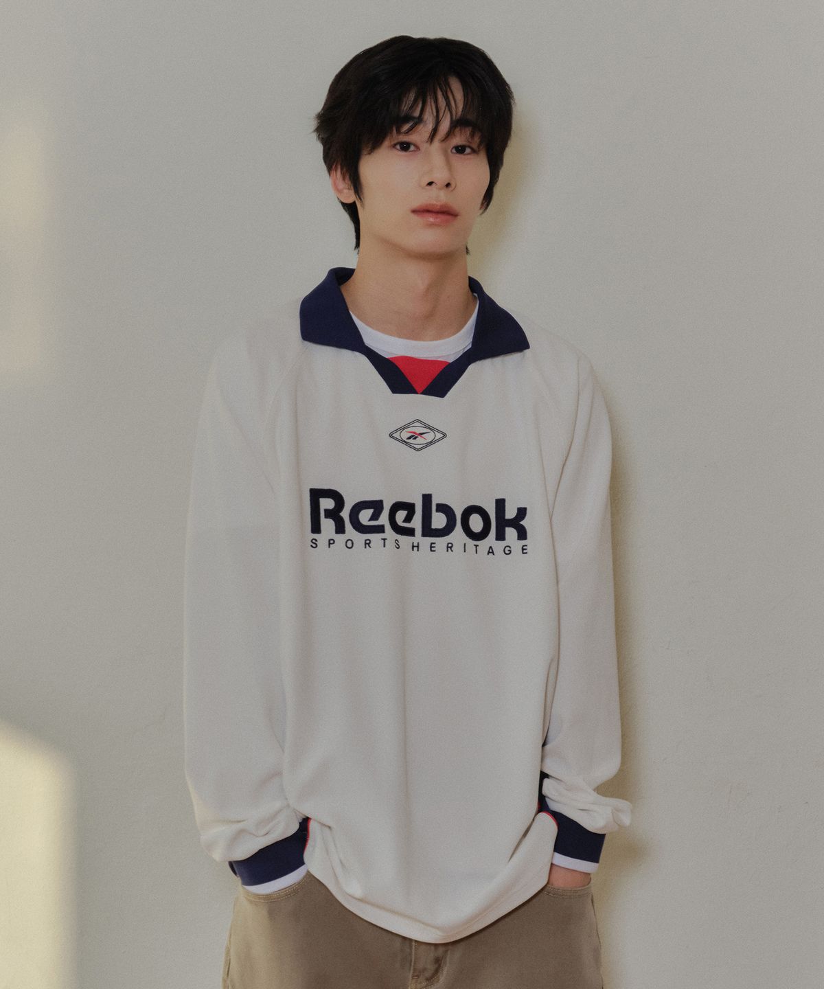 리복(REEBOK) 사이드배색 와플 카라 티셔츠 - 오프 화이트