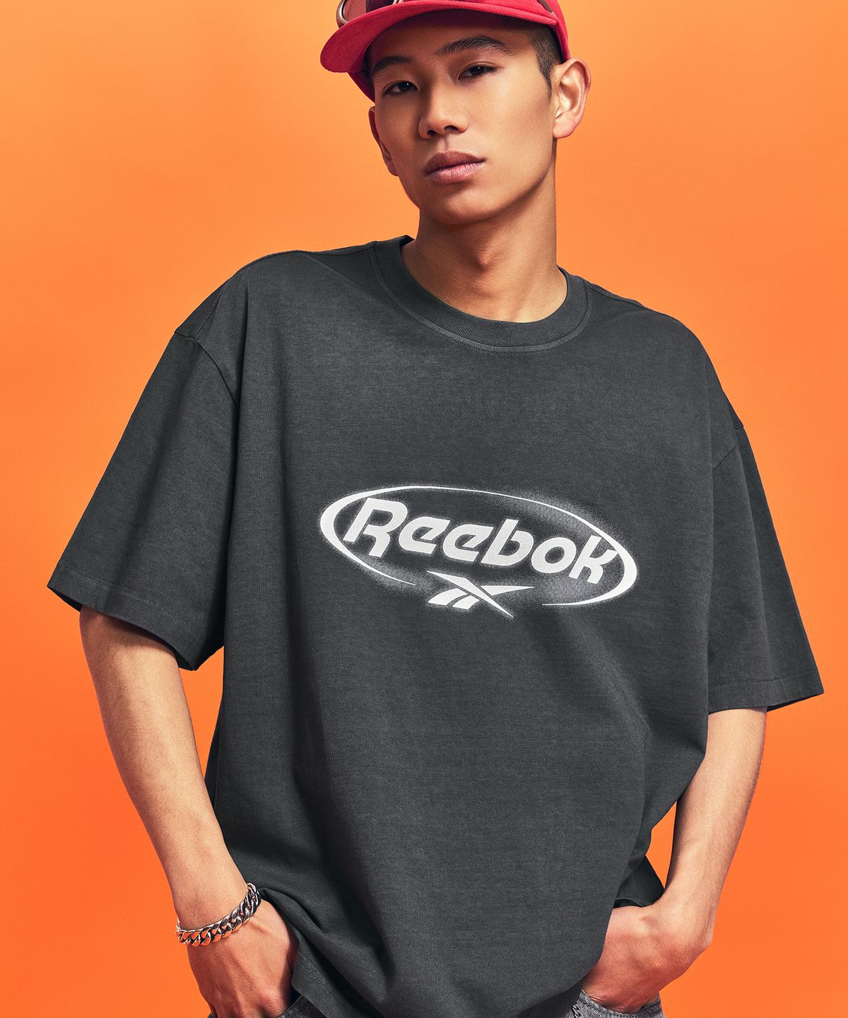 리복(REEBOK) 가먼트다잉 서클로고 반팔티 - 차콜