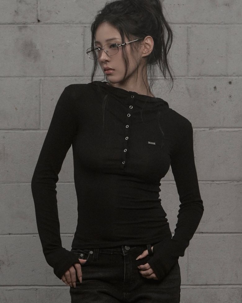 High-neck Hooded Top (black)