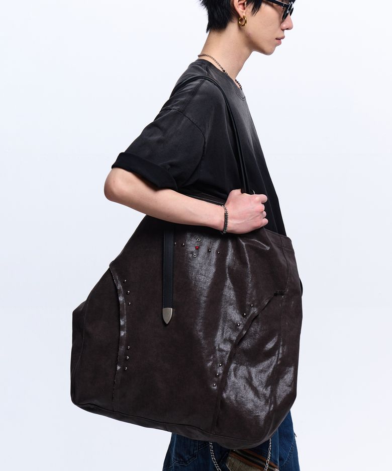 RIVET BIG SHOULDER BAG - BROWN