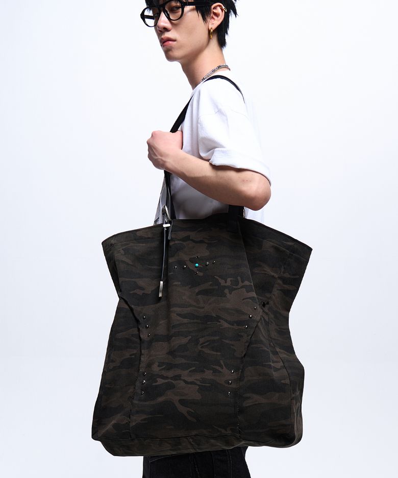RIVET BIG SHOULDER BAG - CAMO