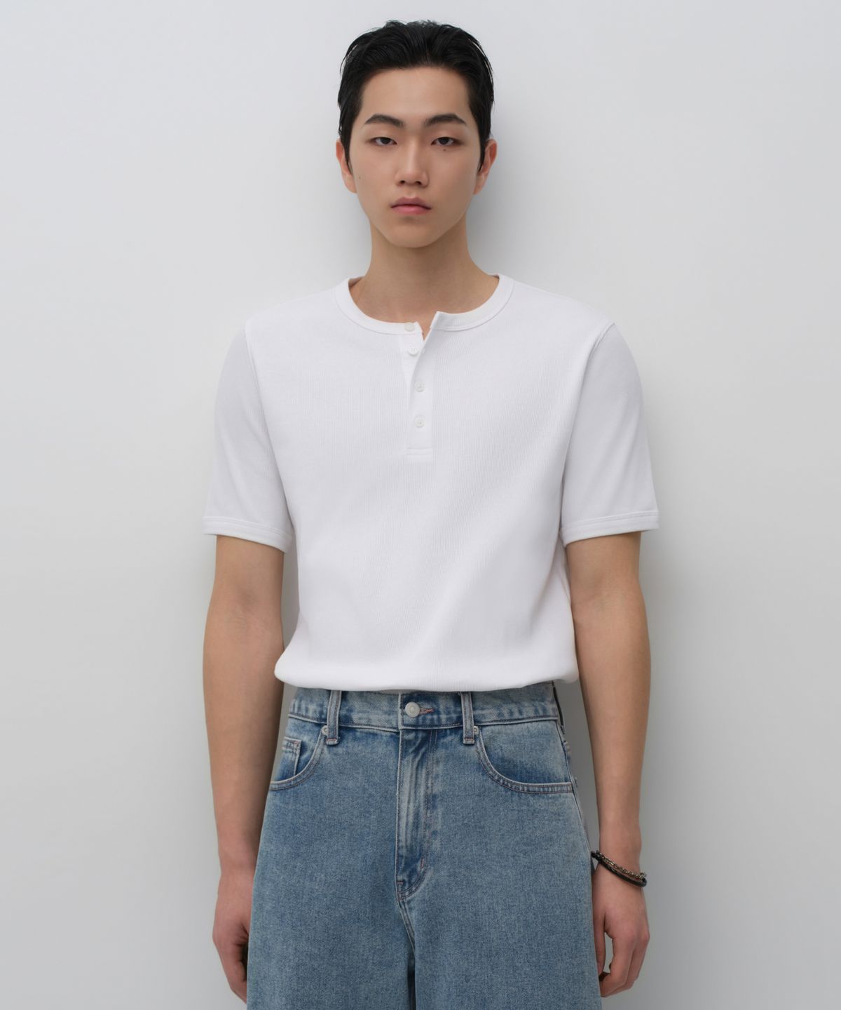 무신사 스탠다드(MUSINSA STANDARD) 리브드 머슬 핏 헨리 넥 티셔츠 [화이트]