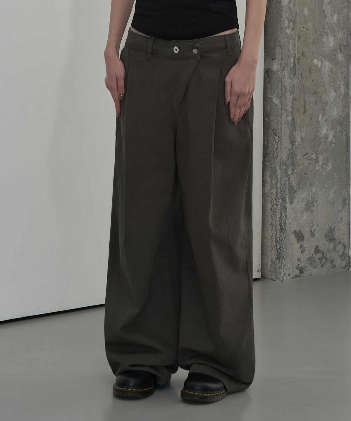 지제뮤지엄(ZIZEMUSEUM) OFF-CENTER TUCK COTTON PANTS (KHAKI GRAY)