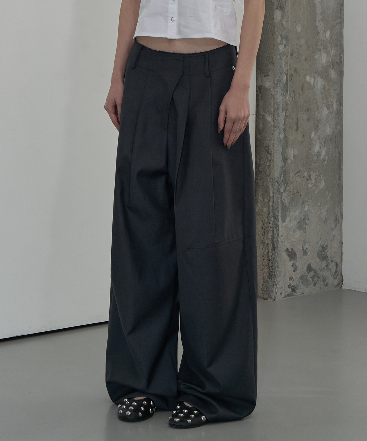 지제뮤지엄(ZIZEMUSEUM) WAIST DETAIL TWO-TUCK WIDE SLACKS (GRAY)