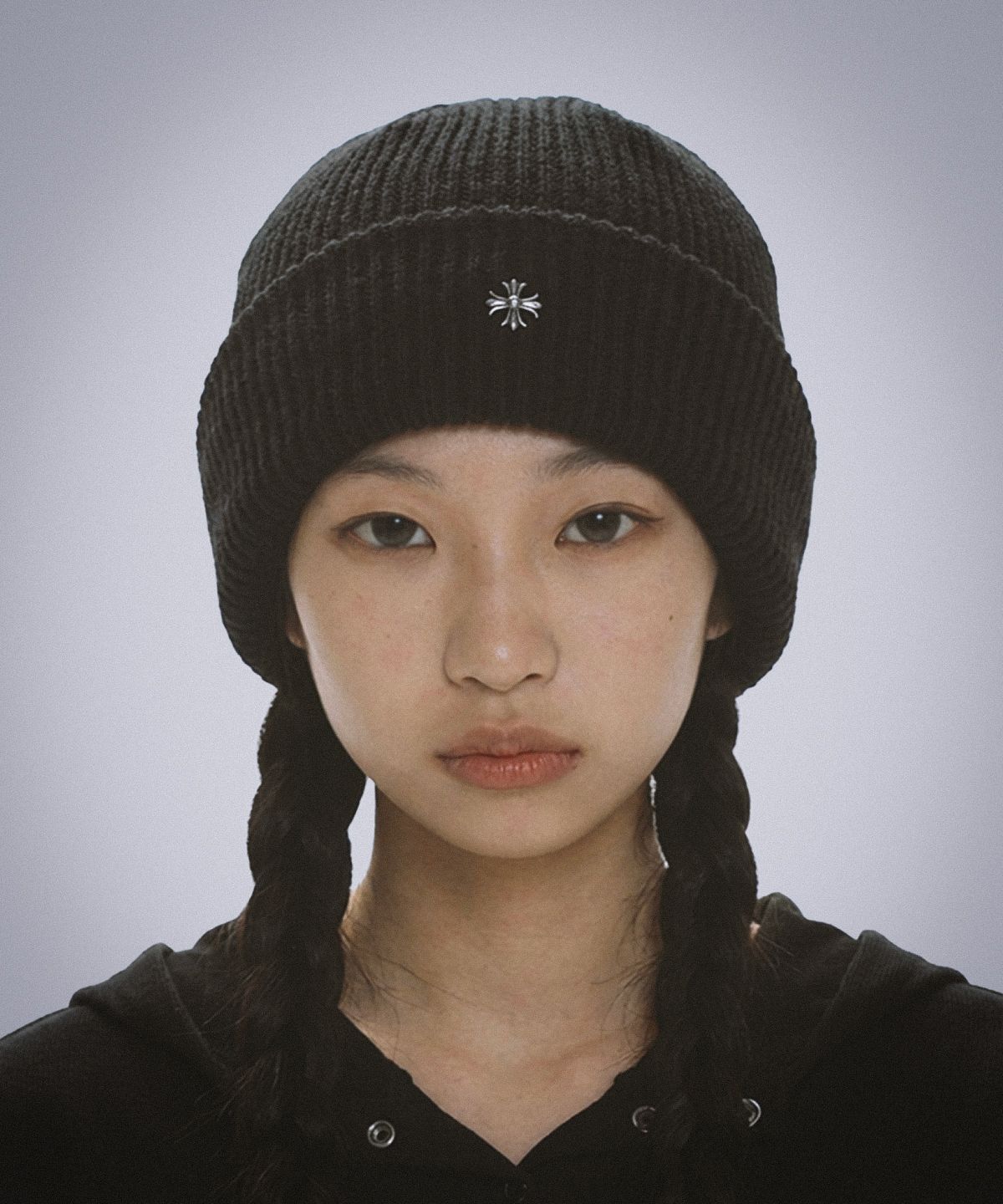 다미쉬(DAMISH) 크로스 메탈 심볼 비니_블랙