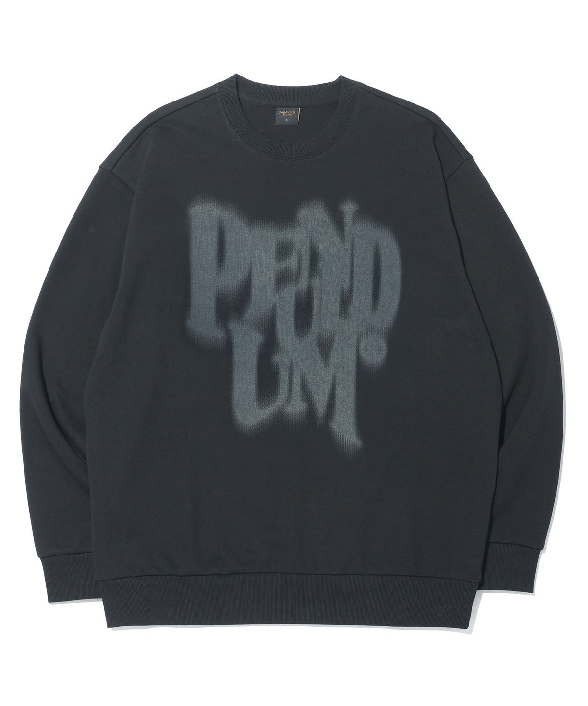 펜듈럼(PENDULUM) 블러 로고 오버핏 맨투맨 LQ6TU142_CHARCOAL