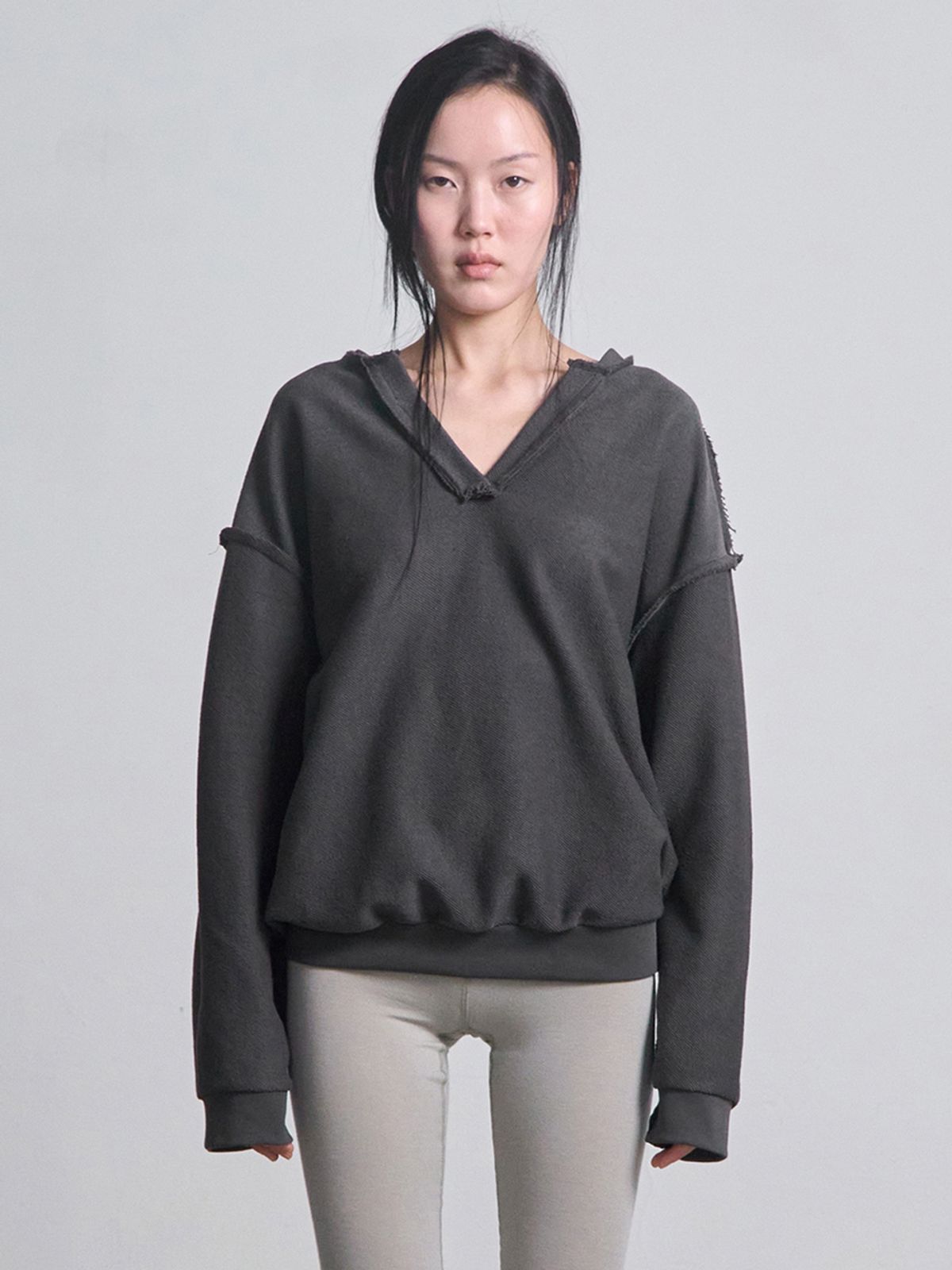 세릭(CERRIC) CR V-Neck Sweatshirt _ Charcoal