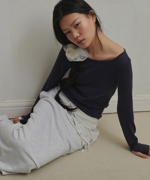 보트넥 핑거홀 롱슬리브 솔리드 네이비