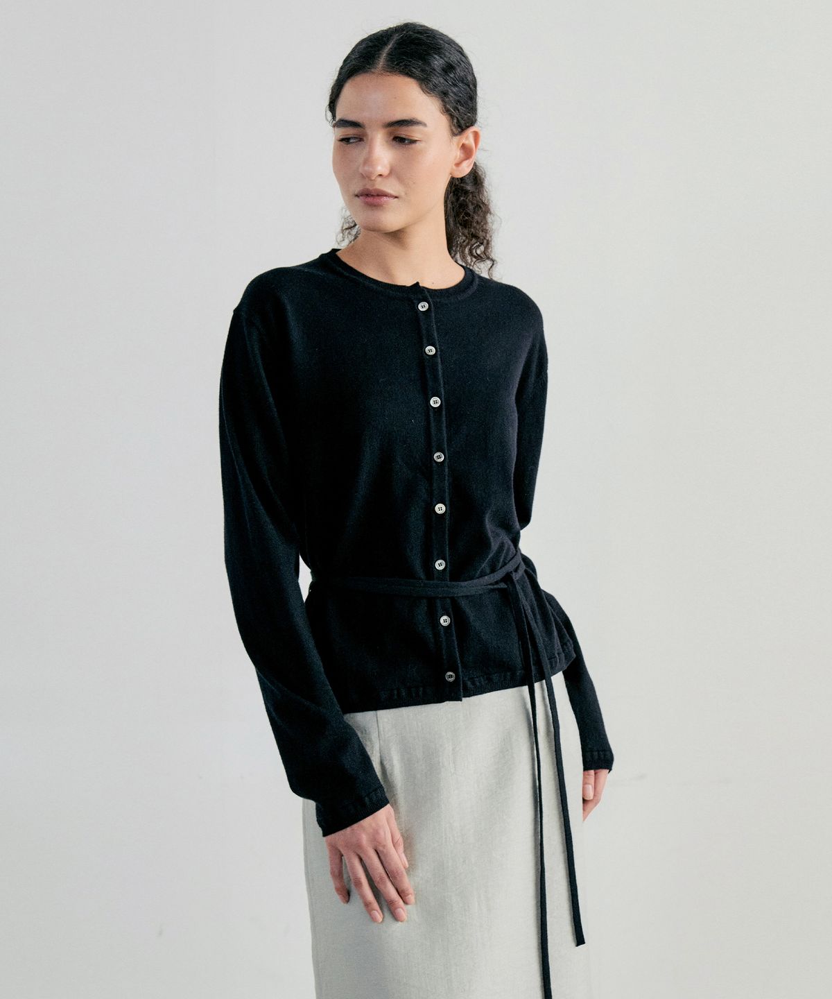 노티아(NOTIA) PLAIN STRAP CARDIGAN - BLACK