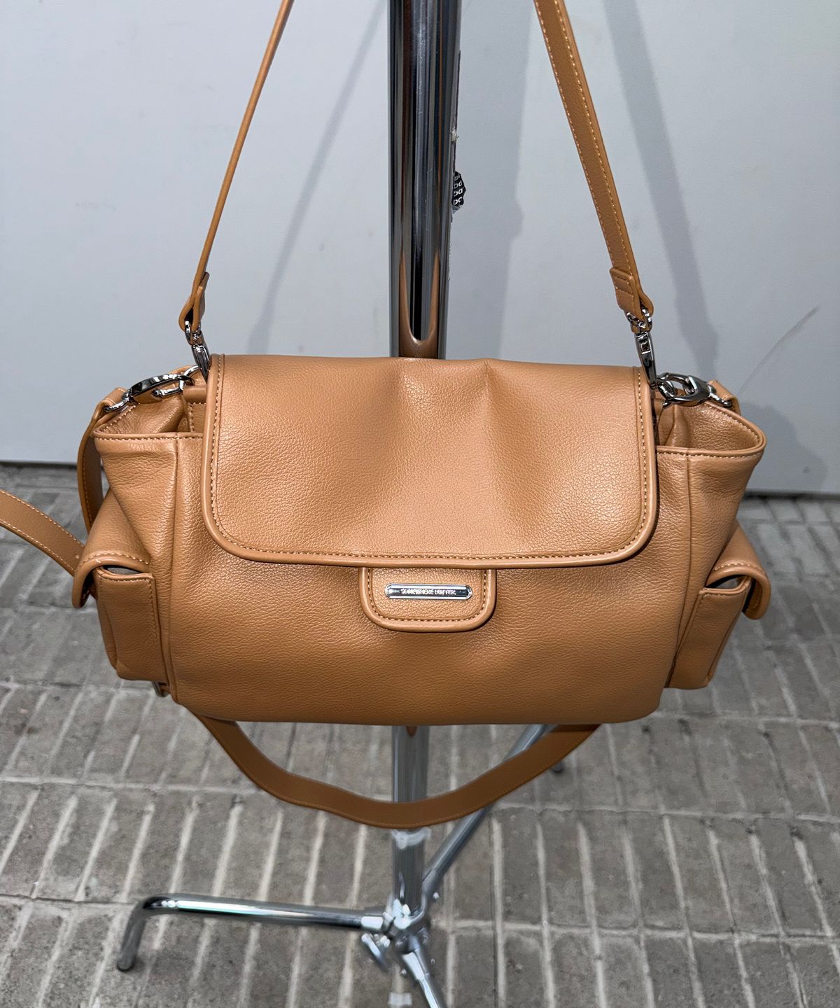 썸웨어버터(SOMEWHEREBUTTER) Post Bag - Beige