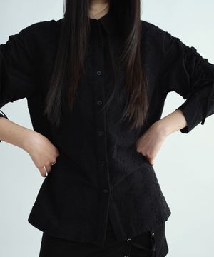 텍스처 커브 스트랩 셔츠 [블랙]
