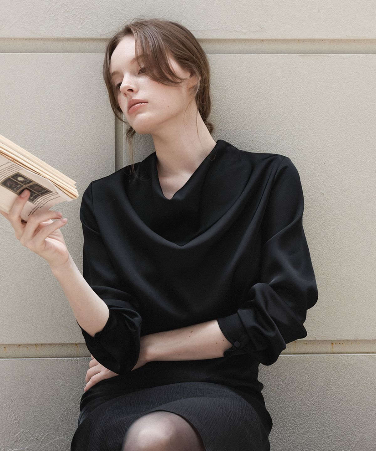 이보크에라(EVOKEERA) Nue Cowl Neck Tie Blouse(Black)