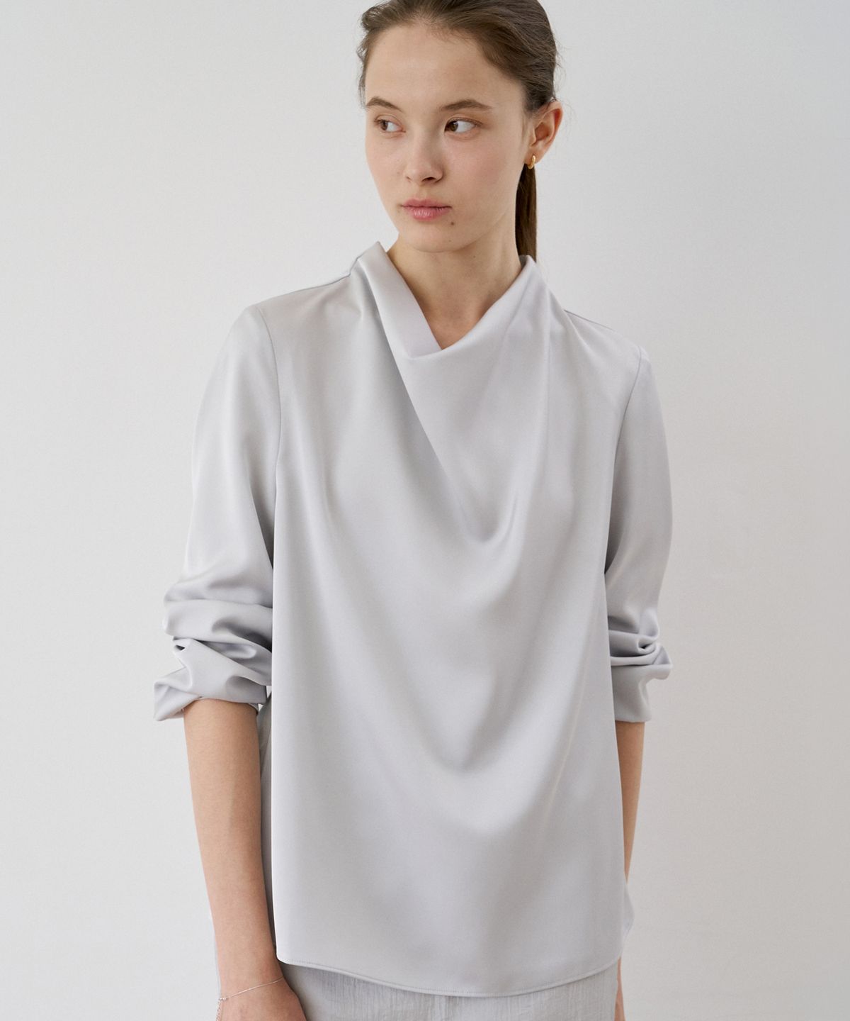 이보크에라(EVOKEERA) Nue Cowl Neck Tie Blouse(Light Gray)