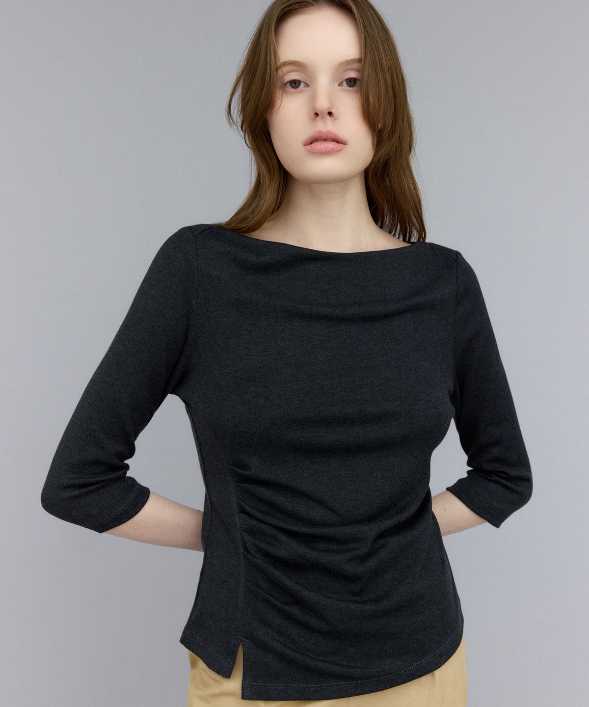 이보크에라(EVOKEERA) Boat Neck Shirring Span T-Shirt(Charcoal)