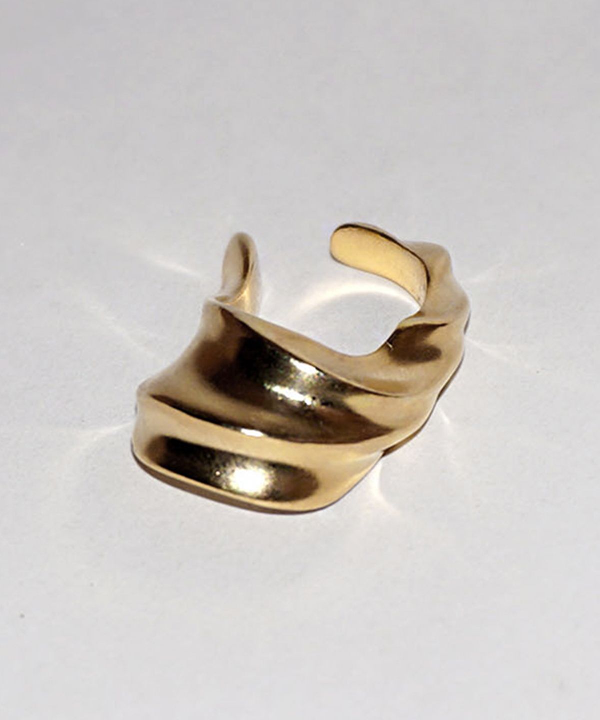 시에가하우스(SIEGA HOUSE) LAYERED FOLD EARCUFF (GOLD)