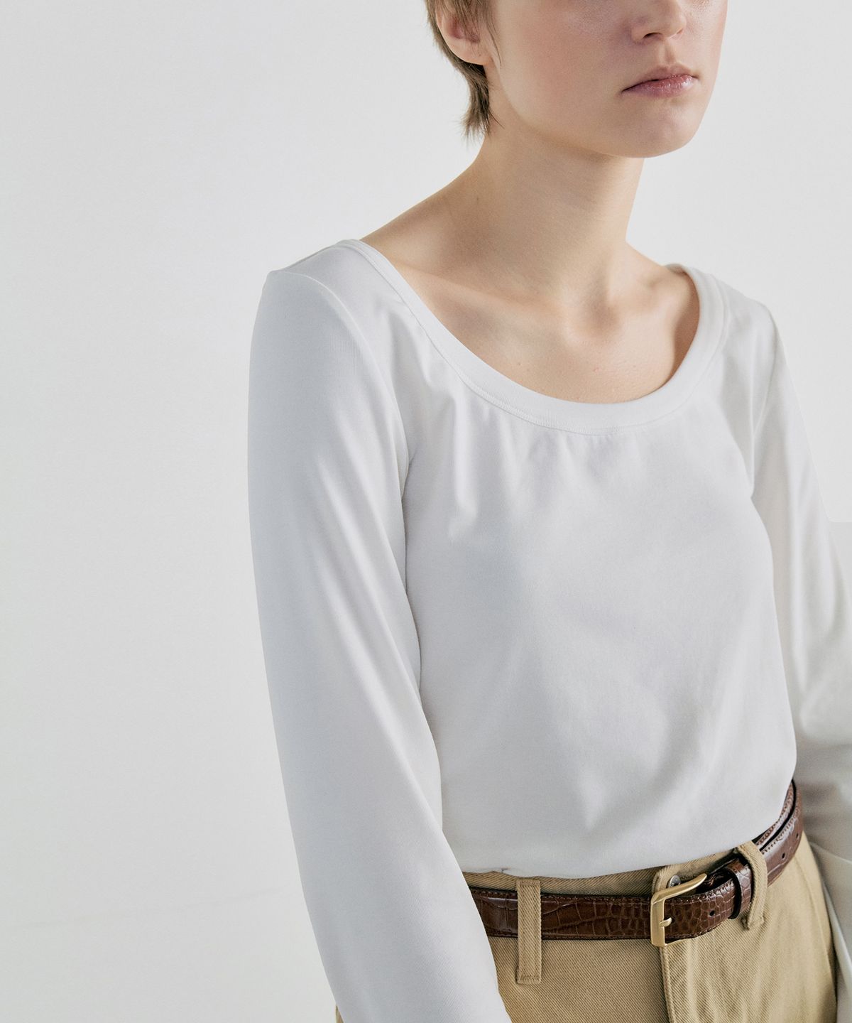 노티아(NOTIA) WIDE BOAT NECK LINE T-SHIRT - WHITE