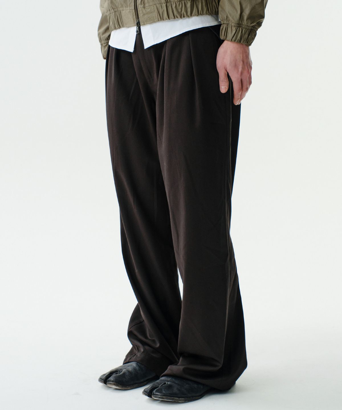 다이브인(DIVEIN) BUTTON PLEATED TROUSERS (BLACK)