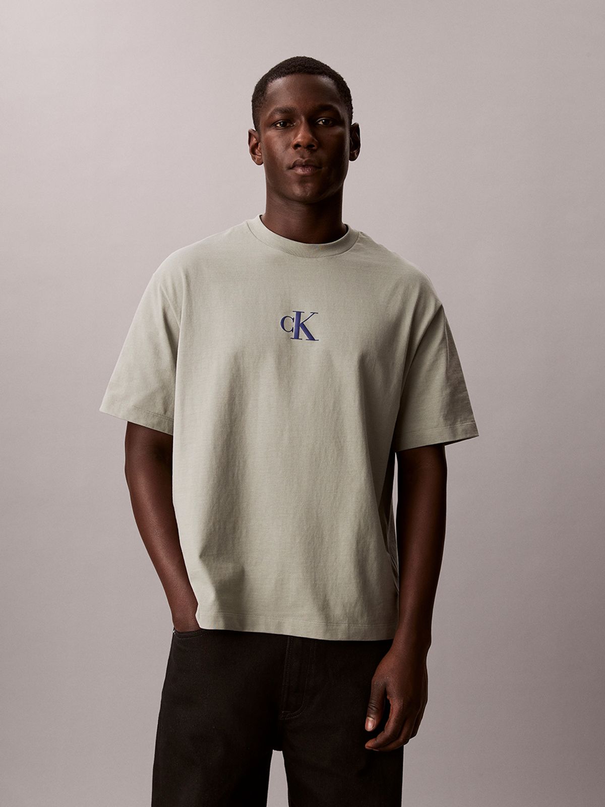 캘빈클라인 진(CALVIN KLEIN JEANS) [CK] 릴렉스드핏 16S 저지 엠보스드 모노로고 반팔 티셔츠 4RF855G PEZ
