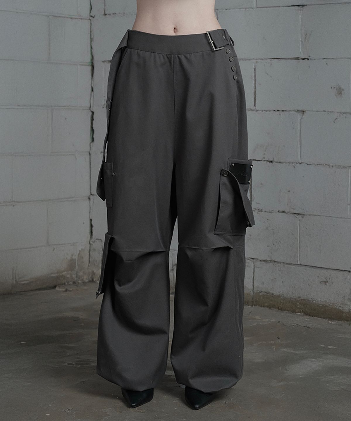 에트오소메(ETRE AU SOMMET) Belted Two-Pocket Cutline Oversized Pants (Charcoal)