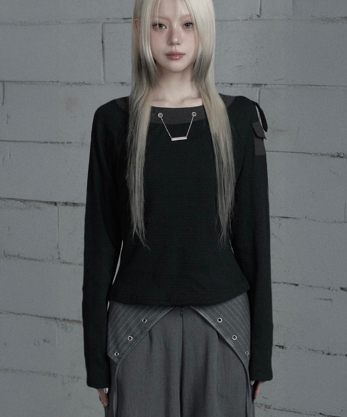 에트오소메(ETRE AU SOMMET) Chain Bijo Pocket Long Sleeve T-Shirt (Black)