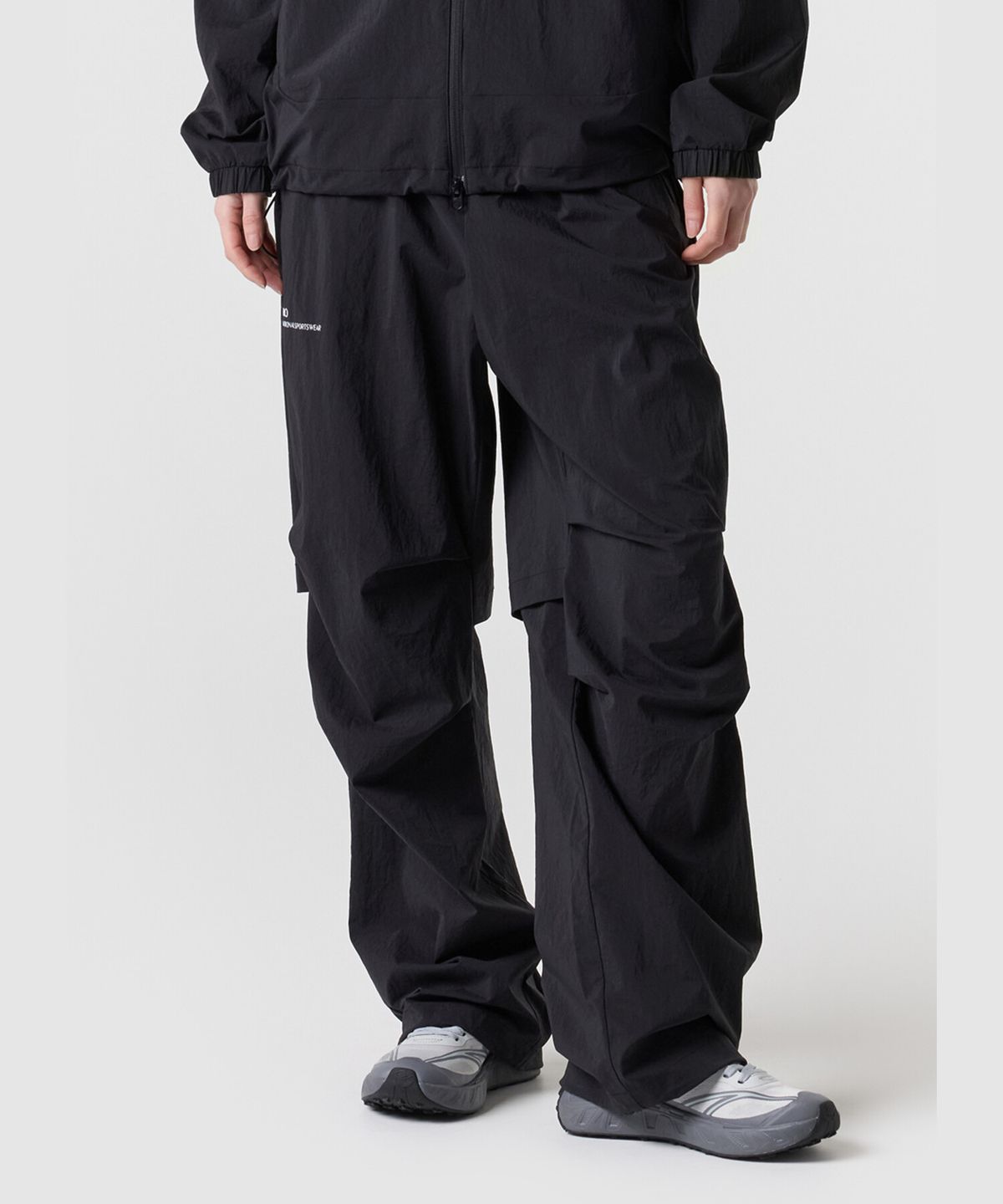 엄브로(UMBRO) 올라운드 벤틸 파라슈트 와이드 조거 2WAY 팬츠 블랙 UR121SPT29