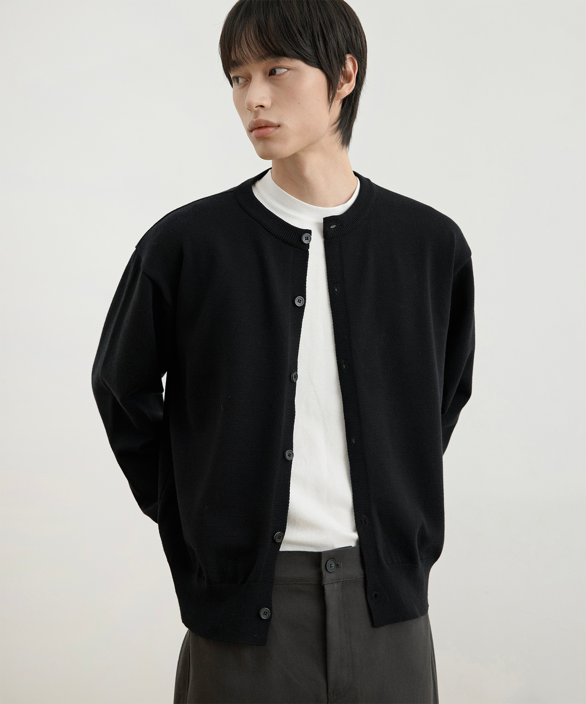 후러브스아트(WHOLOVESART) 워셔블 세미 크롭 니트 가디건 블랙