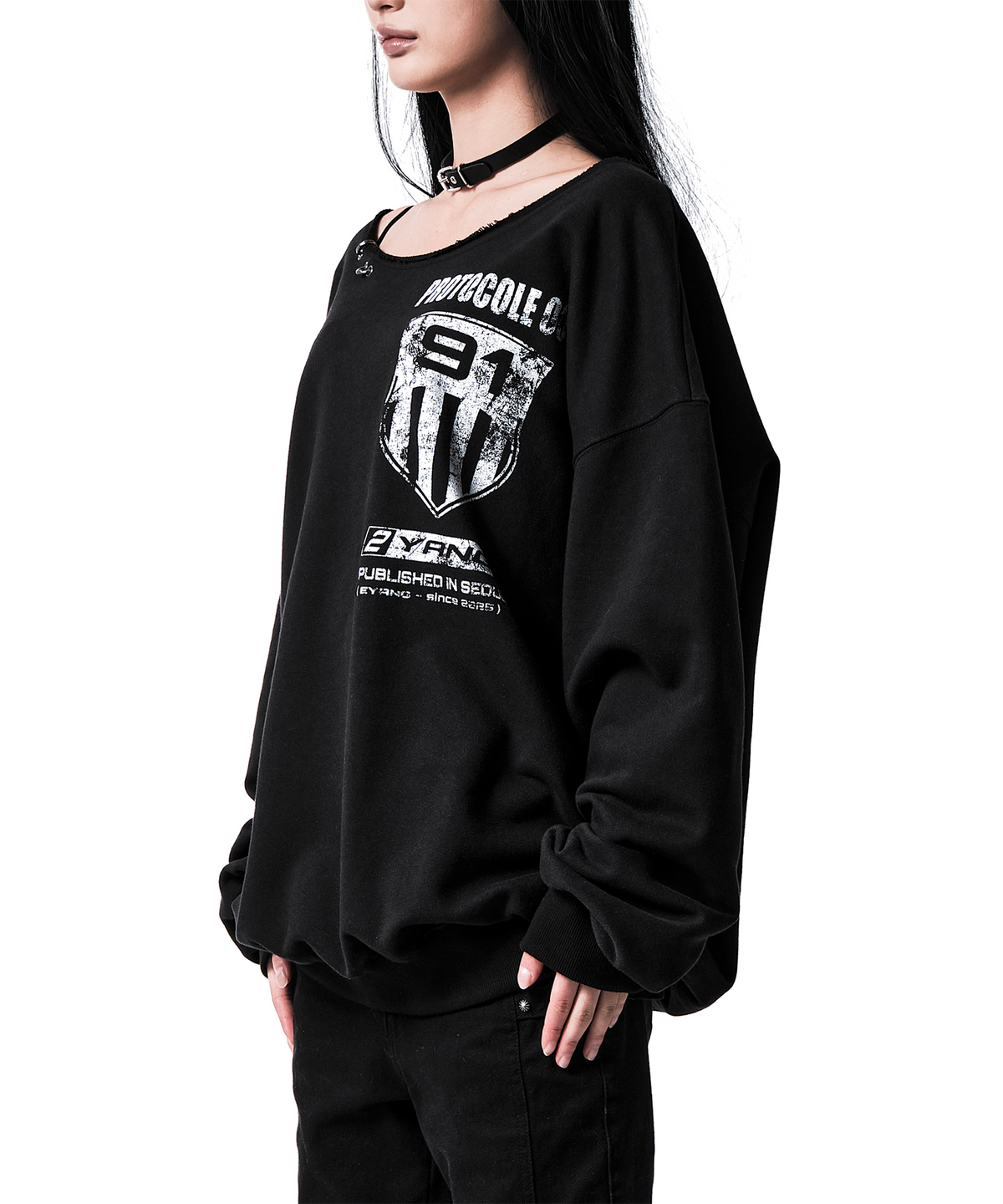 이양(EYANG) 91 CREST PIERCING ONE-SHOULDER SWEATSHIRT BLACK