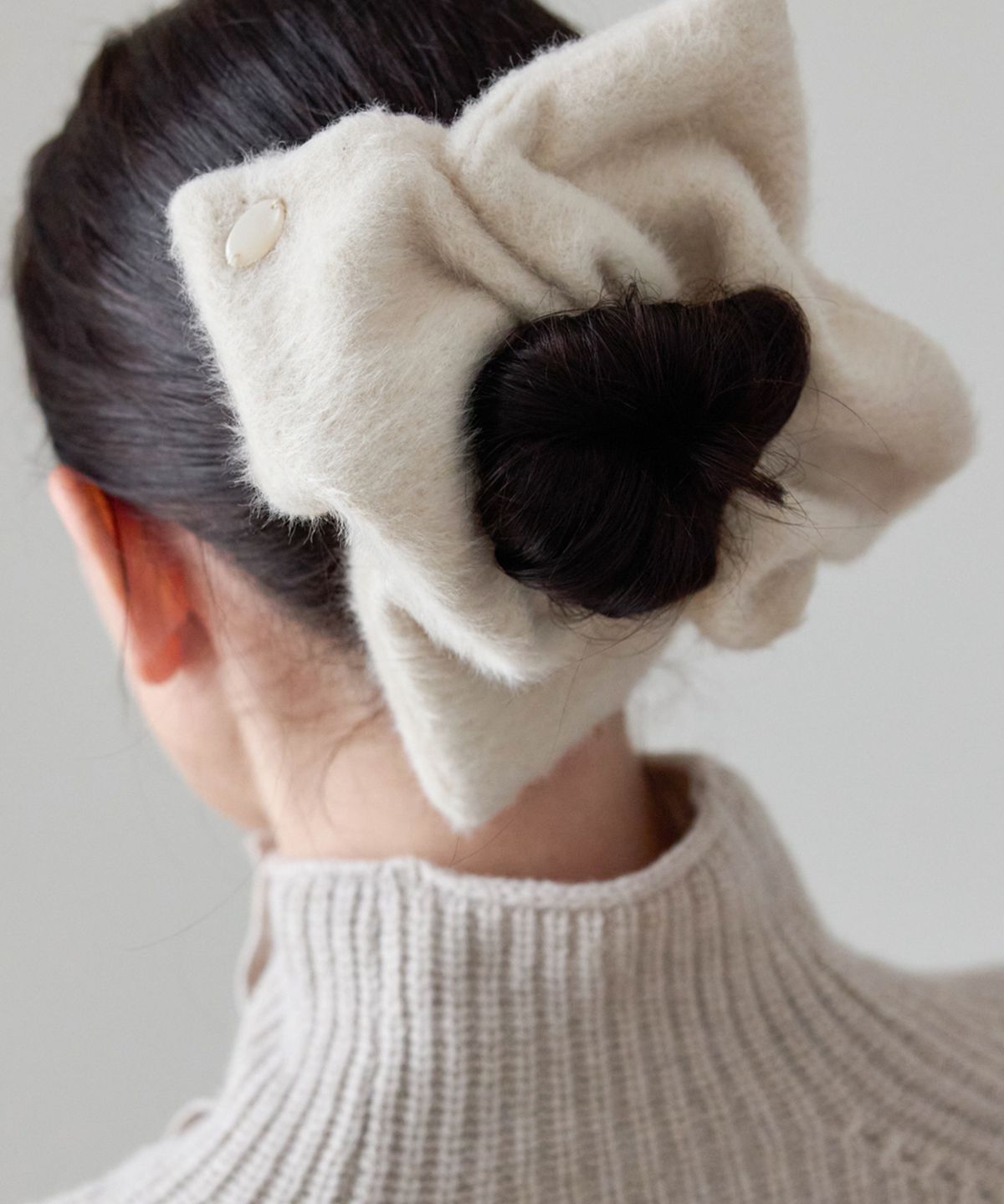 이보크에라(EVOKEERA) Lauryn Wool Square Hair Scrunchie(Milk Tea)