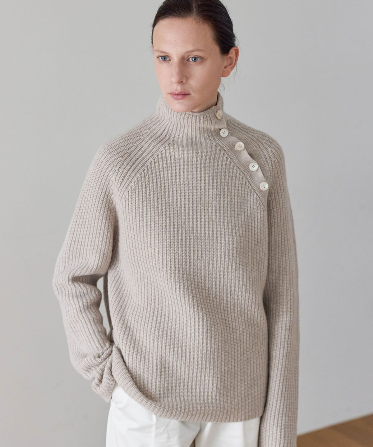 이보크에라(EVOKEERA) Button High Neck Knit(Cream Beige)