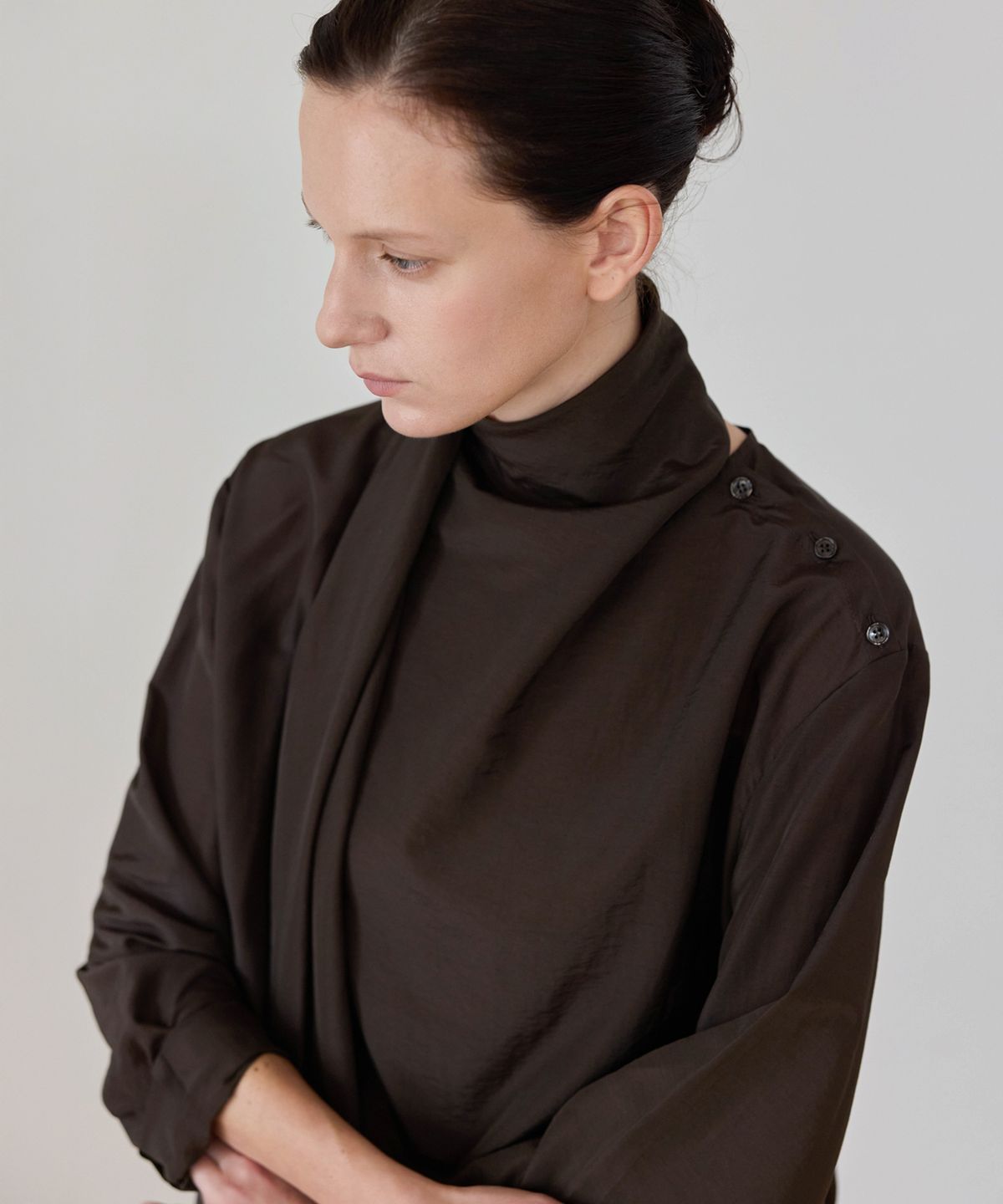 이보크에라(EVOKEERA) Shoulder Button Draped Blouse(Dark Brown)