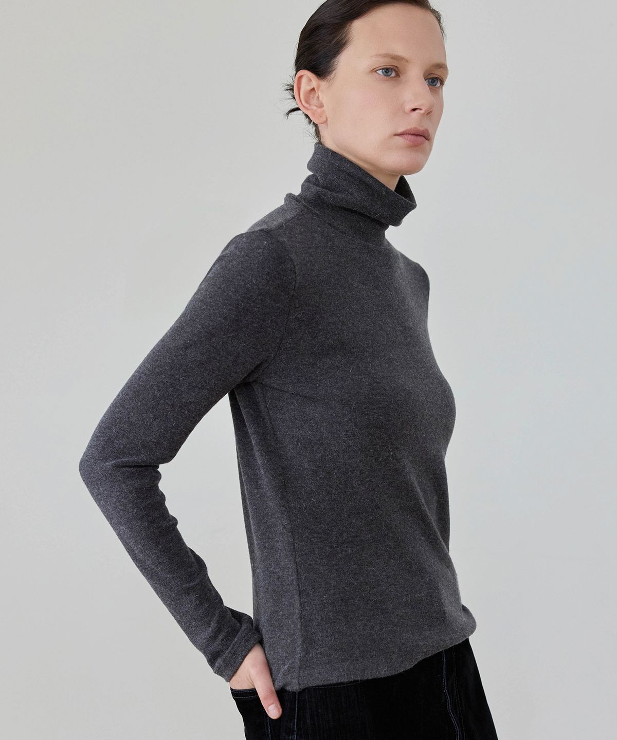 이보크에라(EVOKEERA) Angora Slim Fit Span Turtleneck Tee(Charcoal Gray)