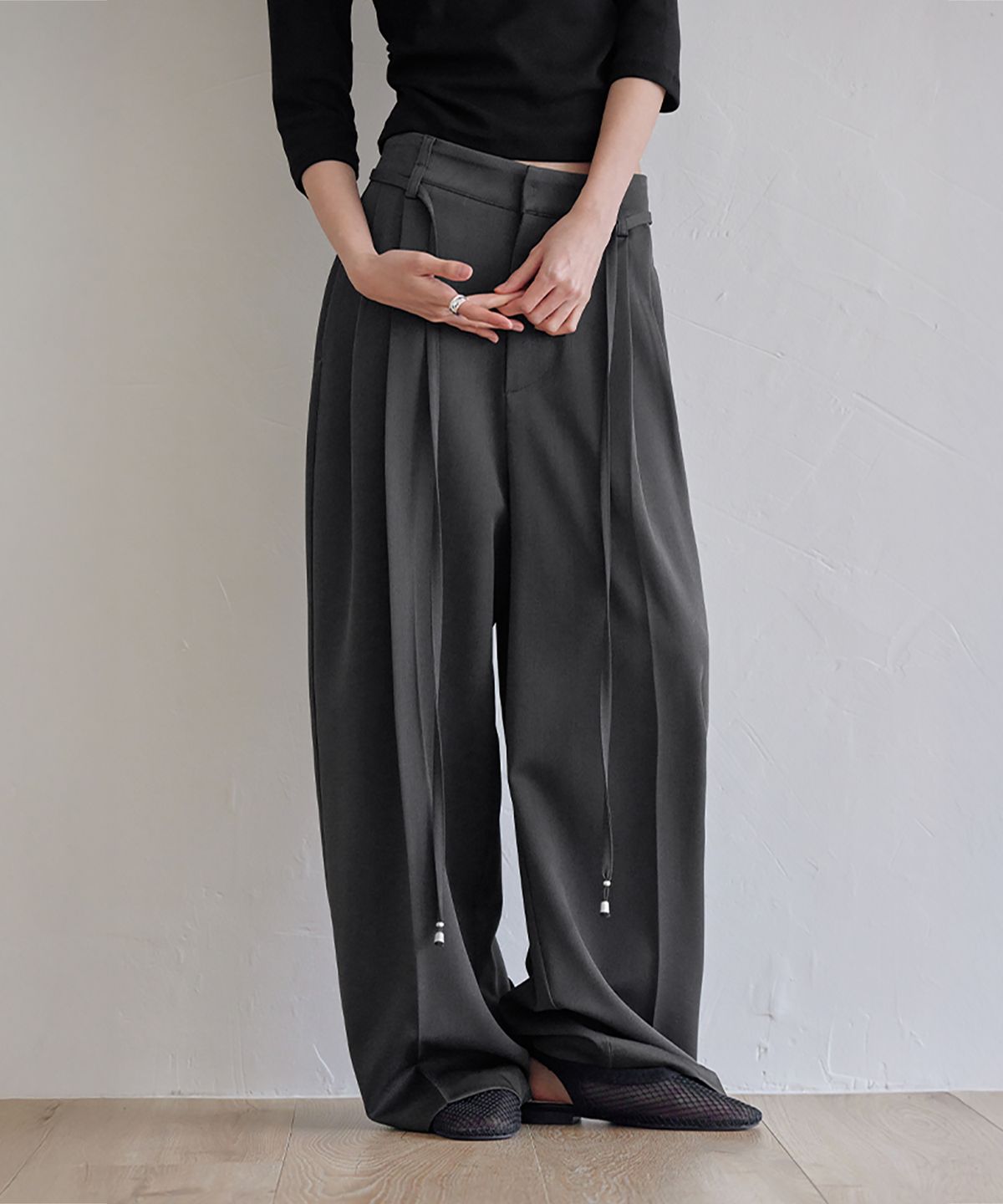 런던다다(LONDONDADA) Curved Over Pintuck Slacks, CHARCOAL