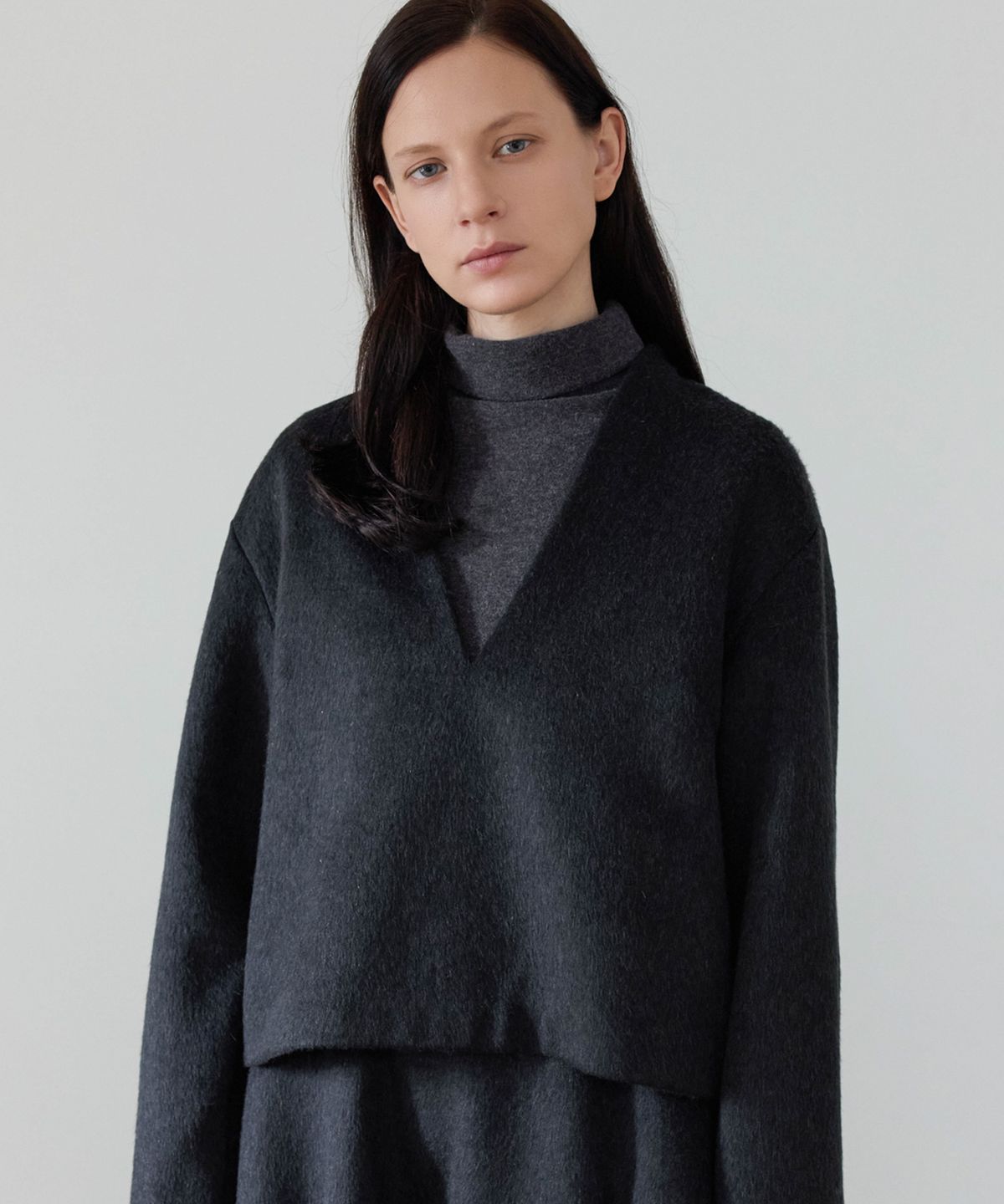 이보크에라(EVOKEERA) Clé V-Neck Wool Top(Charcoal Gray)