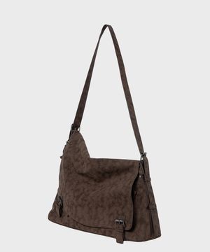 스웨이드 메신저백_BROWN