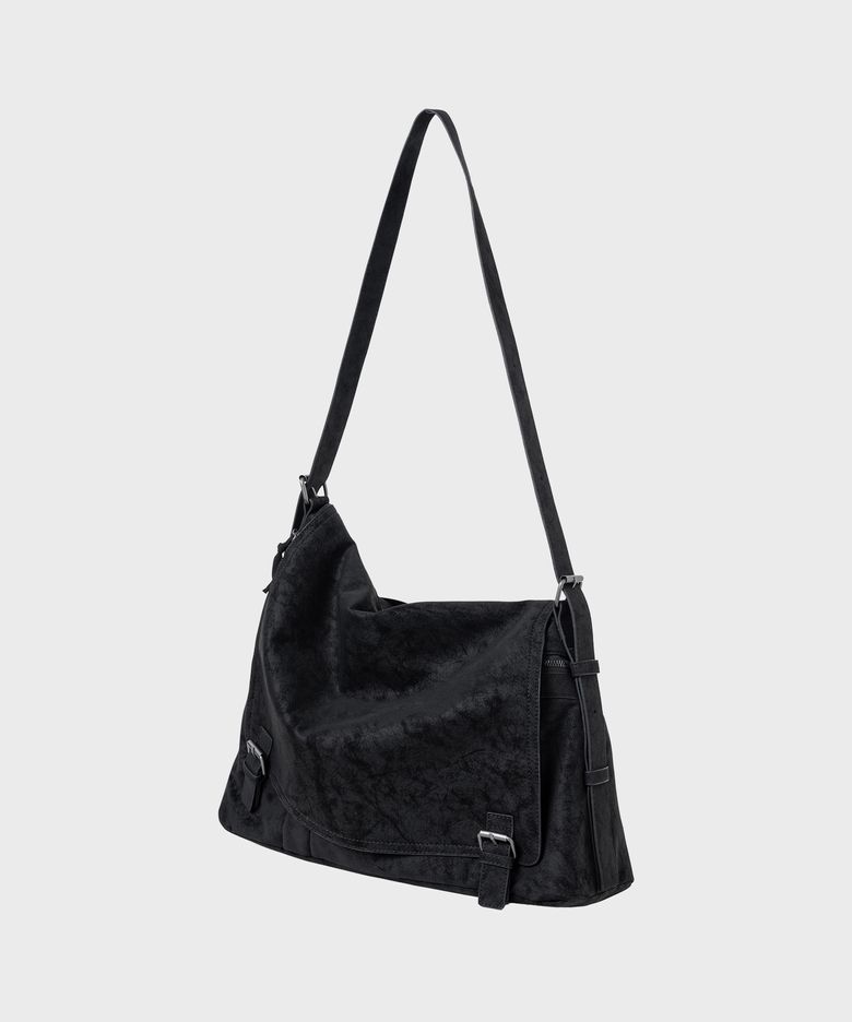 스웨이드 메신저백_BLACK