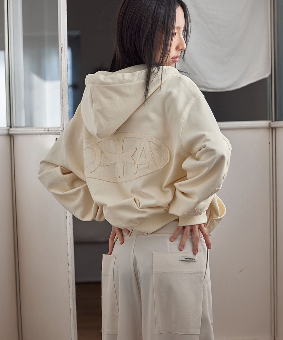 런던다다(LONDONDADA) Logo Patched Hoodie Zip-Up, CREAM