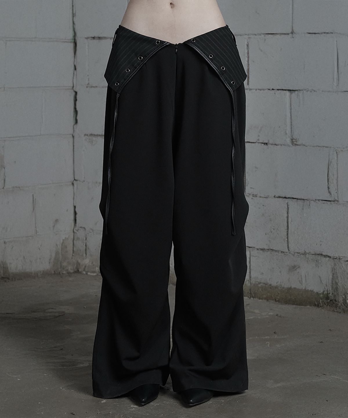에트오소메(ETRE AU SOMMET) Panel Line Shirring Wide Slacks (Black)